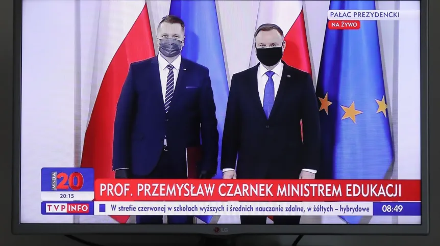 . Transmisja uroczystości z Pałacu Prezydenckiego w Warszawie, na której prezydent RP Andrzej Duda (P) powołał Przemysława Czarnka (L) na stanowisko ministra edukacji i nauki, 19 bm. Zaprzysiężenie ministra Czarnka opóźniło się ze względu na jego zakażenie koronawirusem. PAP/Paweł Supernak 19.10.2020