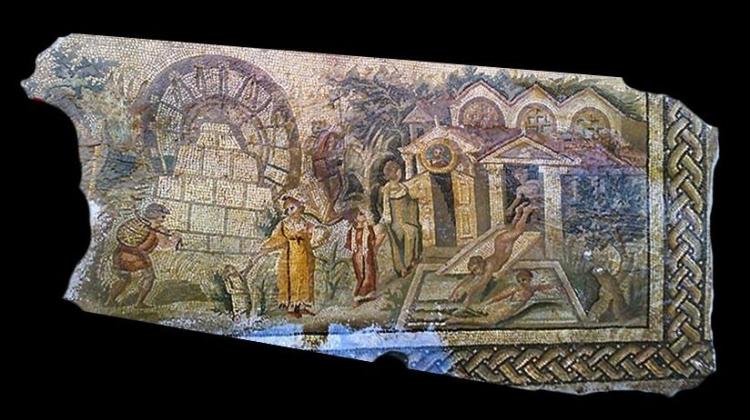 Mozaika z Apamei w Syrii została skradziona podczas nielegalnych wykopalisk w 2011 roku; obecnie jest poszukiwana przez Interpol. Jest to najstarsze dzisiaj przedstawienie koła wodnego (noria), pochodzi z IV w. n.e. i jest  o ok. 150 lat starsze od dotąd uważanego wyobrażenia, znalezionego również w Apamei; autor nieznany, DGMA.