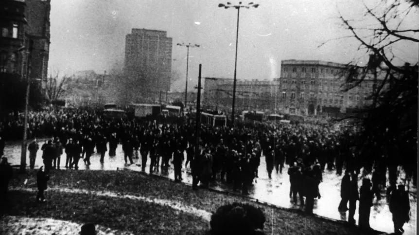 Gdańsk 12.1970. Wydarzenia grudniowe 1970. Nz. widok na plac przed Dworcem PKP Gdańsk Główny i hotel Monopol. PAP/Edmund Pepliński