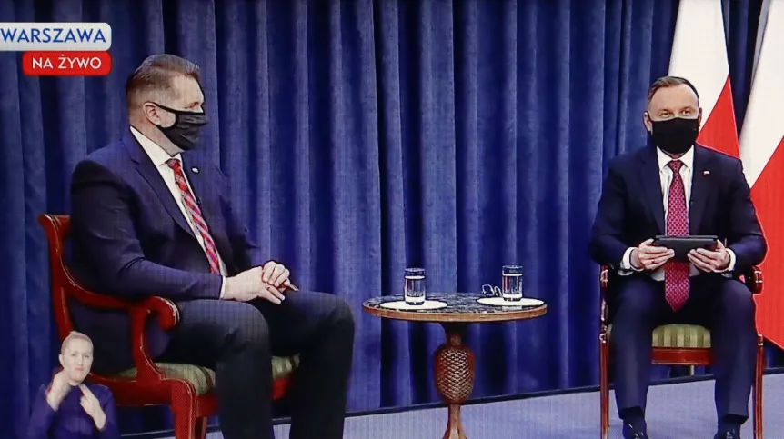15.01.2021. Prezydent RP Andrzej Duda (P), minister edukacji i nauki Przemysław Czarnek (L) podczas sesji pytań i odpowiedzi na temat powrotu uczniów do szkół transmitowanej z Pałacu Prezydenckiego w Warszawie. PAP/Rafał Guz 15.01.2021