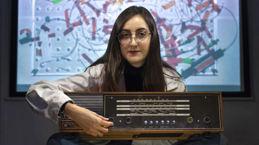 Laser skonstruowany przez zespół dr. Yuriya Stepanenki można dostrajać podobnie, jak dostrajamy radio, by złapać ulubioną stację. Tyle, że z femtosekundową precyzją. Do zdjęcia pozowała doktorantka Cássia Corso Silva z Instytutu Chemii Fizycznej PAN, fot: Grzegorz Krzyżewski.
