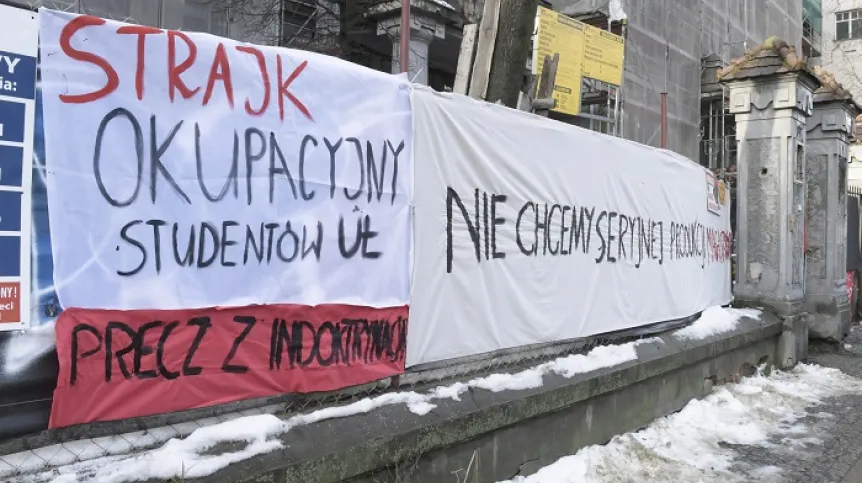 Łódź, 21.01.2021. Inscenizacja pod gmachem "Starej Filologii" w Łodzi, 21 bm. w ramach 40. rocznicy łódzkich strajków studenckich. (aldg) PAP/Grzegorz Michałowski