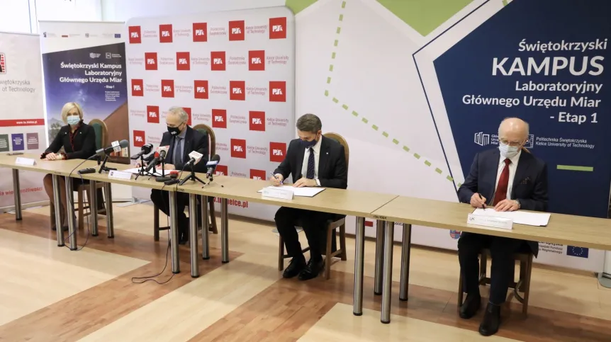 Wicemarszałek woj. Świętokrzyskiego Renata Janik (L) rektor Politechniki Świętokrzyskiej prof. dr hab. inż. Zbigniew Koruba (2L) prezes Głównego Urzędu Miar prof. dr hab. Jacek Semaniak (2P) i rektor UJK prof. dr hab. Stanisław Głuszek (P) podczas uroczystego podpisania porozumienia pomiędzy Politechniką Świętokrzyską, Uniwersytetem Jana Kochanowskiego i Głównym Urzędem Miar w gmachu Politechniki Świętokrzyskiej w Kielcach. Fot. PAP/Adam Kumorowicz 8.03.2021