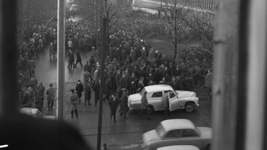 Łódź 14.03.1968. Na znak protestu przeciwko represjom wobec kolegów z Uniwersytetu Warszawskiego studenci Uniwersytetu Łódzkiego zorganizowali manifestację przed biblioteką uniwersytecką, u zbiegu ulic Narutowicza i Matejki. Fot. PAP/W. Rozmysłowicz
