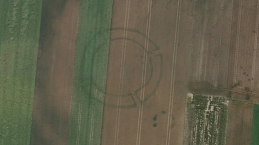 Obiekt datowany na neolit, tzw. rondel, czyli koncentryczne założenie z rowami pojawiające się w całej środkowej Europie, fot. Google Earth