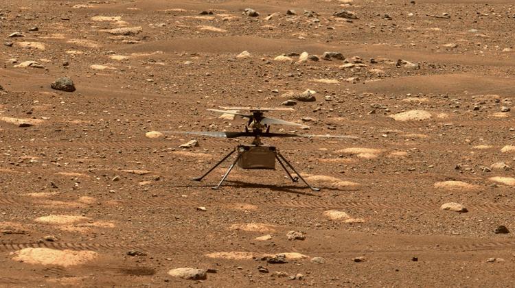 Ingenuity – niewielki bezzałogowy helikopter (dron) na powierzchni Marsa. Zdjęcie wykonał 7 kwietnia 2021 r. łazik Perseverance. Źródło: NASA/JPL-Caltech/ASU.