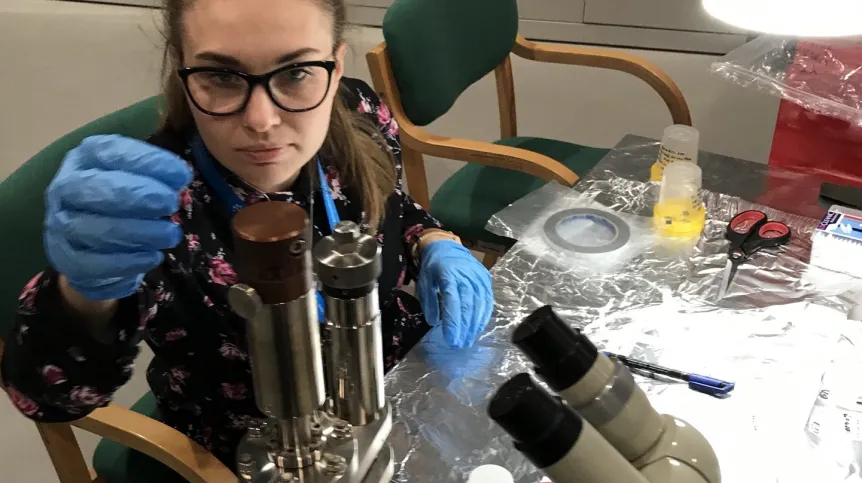Klaudia Wojtaszek (IFJ PAN) przygotowuje próbki do umieszczenia w komorze pomiarowej na stacji badawczej XAS synchrotronu SOLARIS. Źródło: IFJ PAN