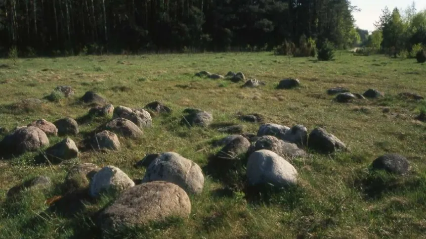 Zagadkowe średniowieczne groby z obstawą kamienną. Fot. M. Dzik.
