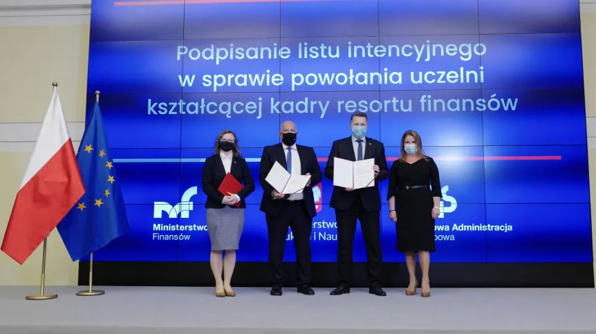 08.06.2021. Minister finansów, funduszy i polityki regionalnej Tadeusz Kościński (2L), minister edukacji i nauki Przemysław Czarnek (2P) oraz wiceminister finansów, z-ca szefa KAS Anna Chałupa (L) i dyrektor Krajowej Szkoły Skarbowości Anna Orchowska (P) podczas konferencji prasowej w Ministerstwie Funduszy i Polityki Regionalnej w Warszawie, 8 bm. Podczas spotkania został podpisany list intencyjny w sprawie powołania uczelni wyższej kształcącej kadry resortu finansów. PAP/Mateusz Marek