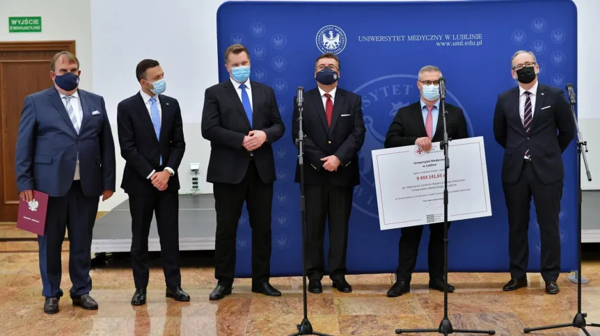 02.07.2021. Minister zdrowia Adam Niedzielski (P), minister edukacji i nauki Przemysław Czarnek (3L), rektor Uniwersytetu Medycznego prof. Wojciech Załuska (L), prezes Agencji Badań Medycznych prof. Radosław Sierpiński (2L), szef Kliniki Okulistyki Ogólnej Katedry Okulistyki Uniwersytetu Medycznego w Lublinie prof. Robert Rejdak (3P) i kierownik Samodzielnej Pracowni Hematoloonkologii Doświadczalnej Uniwersytetu Medycznego w Lublinie prof. Krzysztof Giannopoulos (2P). PAP/Wojtek Jargiło