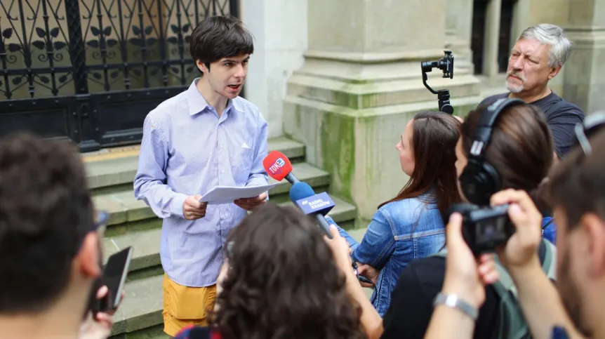 21.07.2021. Student Uniwersytetu Jagiellońskiego Franciszek Vetulani (L) podczas wypowiedzi dla mediów w Krakowie, 21 bm. Student, który w lutym br. opluł pomniki dwóch żołnierzy wyklętych w parku Jordana w Krakowie, został dyscyplinarnie upomniany przez władze uczelni. Vetulani nie zgadza się z taką decyzją rzecznika dyscyplinarnego. PAP/Art Service