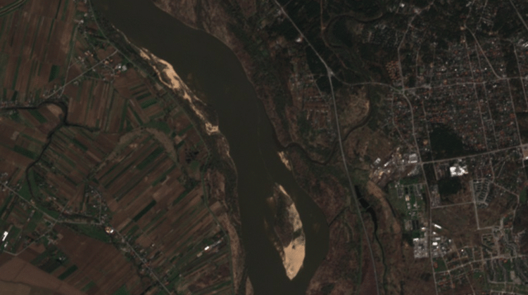 zmiany poziomu wody na Wiśle pod Warszawą; źródło: CREODIAS.eu, fot. satelita Sentinel-2