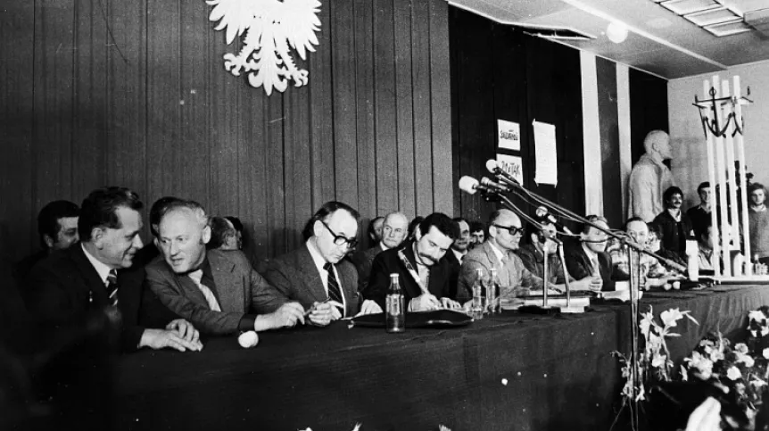 Podpisanie Porozumienia Gdańskiego: Mieczysław Jagielski (3L), Lech Wałęsa (4L), Tadeusz Fiszbach (5L). 31.08.1980. Fot. PAP/CAF/Z. Trybek