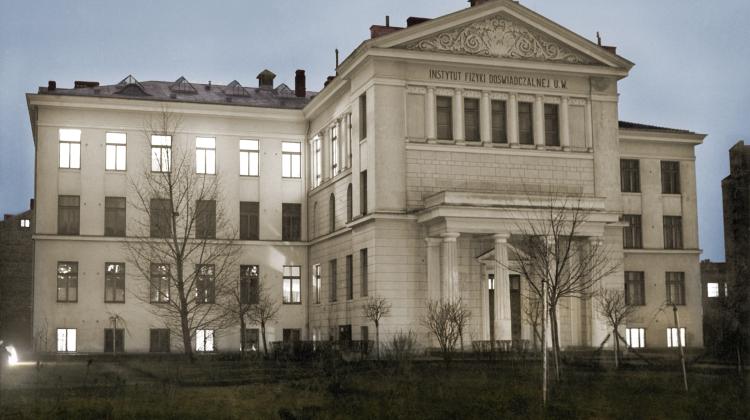 Historyczny budynek Instytutu Fizyki Doświadczalnej Uniwersytetu Warszawskiego przy ulicy Hożej 69, zdjęcie z okresu międzywojnia. (Źródło: FUW)