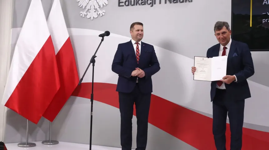 14.09.2021. Minister edukacji i nauki Przemysław Czarnek (L) oraz rektor Akademii Zamojskiej dr hab. Paweł Skrzydlewski (P) podczas uroczystości w siedzibie MEiN w Warszawie, 14 bm. Podczas uroczystości wręczono dokument nadania statutu Akademii Zamojskiej. PAP/Tomasz Gzell