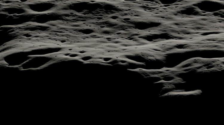 Wizualizacja danych pokazujących górzysty obszar na zachód od krateru Nobile i małe kratery na jego zboczu. Na tym księżycowym obszarze występują rejony stale zacienione, a także miejsca, które z kolei przez większość czasu są nasłonecznione. Źródło: NASA.