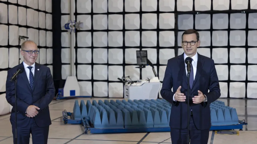 30.09.2021. Premier Mateusz Morawiecki (P) podczas wizyty na Politechnice Wrocławskiej, 30 bm. Obok rektor Arkadiusz Wójs (L). PAP/Aleksander Koźmiński