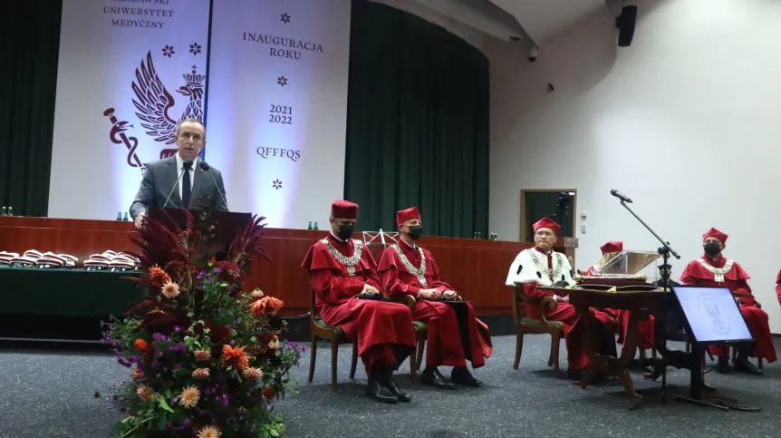 , 05.10.2021. Marszałek Senatu RP Tomasz Grodzki (L) podczas inauguracji roku akademickiego 2021/2022 Warszawskiego Uniwersytetu Medycznego w auli im. prof. Janusza Piekarczyka w Centrum Dydaktycznym WUM. PAP/Tomasz Gzell