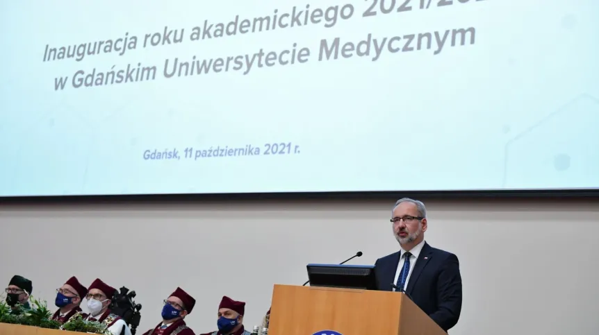 11.10.2021. Minister zdrowia Adam Niedzielski (P) podczas inauguracji nowego roku akademickiego na Gdańskim Uniwersytecie Medycznym w Atheneum Gedanense Novum w Gdańsku. PAP/Adam Warżawa