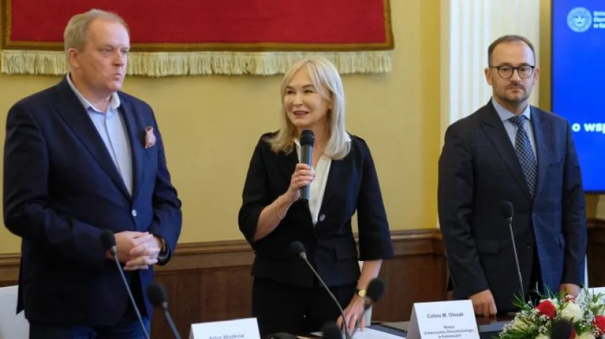, 11.10.2021. Wiceprezesi JSW Artur Wojtków (L) i Robert Ostrowski (P) oraz rektor UE w Katowicach Celina Olszak (C) podczas briefingu prasowego, 11 bm. w siedzibie rektoratu UE Katowice. Briefing dot. podpisania porozumienia o współpracy Jastrzębskiej Spółki Węglowej i Uniwersytetu Ekonomicznego w Katowicach. PAP/Andrzej Grygiel