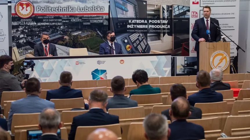 18.10.2021. Prezes Głównego Urzędu Miar prof. Jacek Semaniak (L), minister edukacji i nauki Przemysław Czarnek (P) oraz rektor Politechniki Lubelskiej prof. dr hab. inż. Zbigniew Pater (C) podczas uroczystego podpisania deklaracji przystąpienia do Polskiej Unii Metrologicznej w siedzibie Wydziału Elektrotechniki i Informatyki Politechniki Lubelskiej. PAP/Wojtek Jargiło  