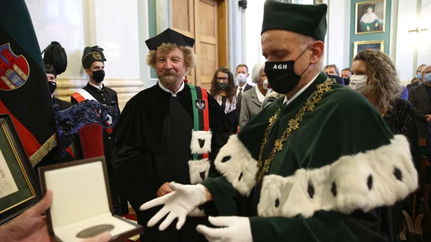 22.10.2021. Prorektor AGH ds. Kształcenia prof. Wojciech Łużny (P) podczas uroczystości nadania godności doktora honoris causa Akademii Górniczo-Hutniczej prof. Wojciechowi Żurkowi (C), wybitnemu specjaliście w dziedzinie fizyki kwantowej, 22 bm. w Krakowie. PAP/Łukasz Gągulski
