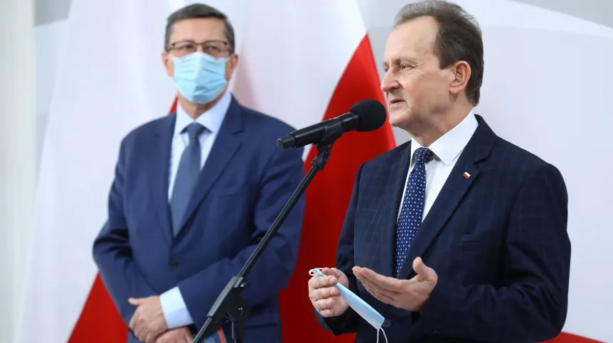 17.11.2021. Wiceminister edukacji i nauki Włodzimierz Bernacki (P) oraz dyrektor Instytutu Dziedzictwa Myśli Narodowej im. R. Dmowskiego i I. J. Paderewskiego Jan Żaryn (L) podczas konferencji prasowej "Konkurs na najciekawsze prace magisterskie i doktorskie związane z historią ruchu narodowego i katolicyzmu społecznego w Polsce", 17 bm. w siedzibie Ministerstwa Edukacji i Nauki w Warszawie. PAP/Rafał Guz