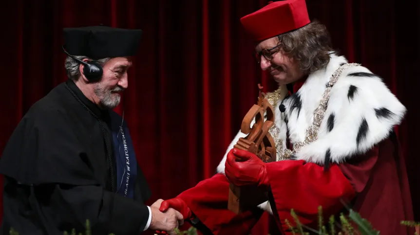 18.11.2021. Rektor Uniwersytetu Śląskiego prof. Ryszard Koziołek (P) podczas ceremonii nadania tytułu Doktora Honoris Causa Uniwersytetu Śląskiego hiszpańskiemu muzykowi i kompozytorowi Jordiemu Savallowi (L) w Katowicach. PAP/Hanna Bardo
