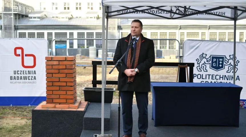 26.11.2021. Minister edukacji i nauki Przemysław Czarnek bierze udział we wmurowaniu aktu erekcyjnego pod budowę Centrum Ekoinnowacji Politechniki Gdańskiej. PAP/Adam Warżawa