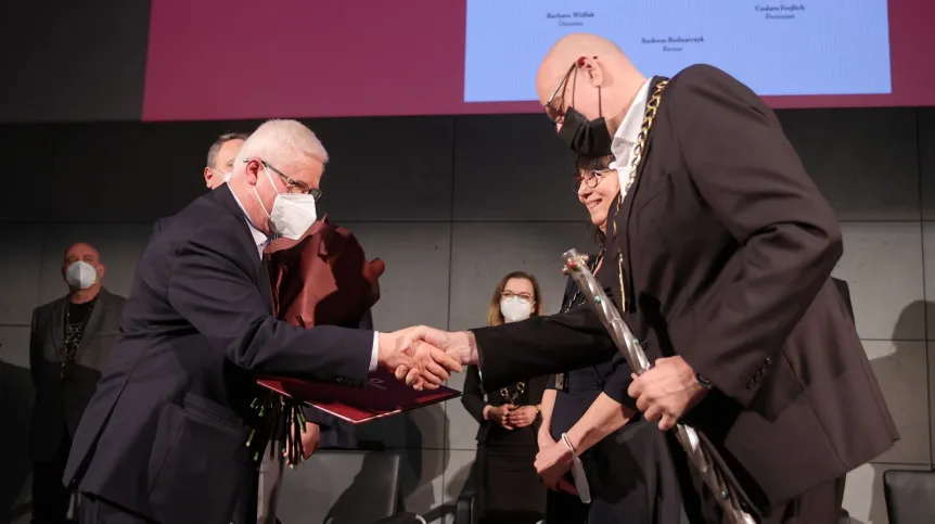 30.11.2021. Rektor Akademii Sztuk Pięknych im. Jana Matejki w Krakowie prof. Andrzej Bednarczyk (P) podczas uroczystości wręczenia ekonomiście, członkowi polskiego Komitetu ds. Unesco prof. Jerzemu Hausnerowi (C-L) dyplomu Doktora Honoris Causa ASP w siedzibie uczelni w Krakowie. PAP/Łukasz Gągulski