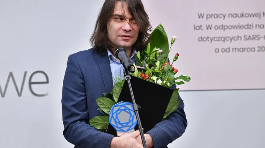 Warszawa, 03.12.2021. Laureat głównej nagrody dr hab. Piotr Rzymski podczas uroczystej gali finałowej 17. edycji konkursu "Popularyzator Nauki", 3 bm. w Centrum Prasowym PAP w Warszawie. Konkurs jest organizowany przez serwis Nauka w Polsce Polskiej Agencji Prasowej we współpracy z Ministerstwem Nauki i Szkolnictwa Wyższego. (rp/ibor) PAP/Radek Pietruszka