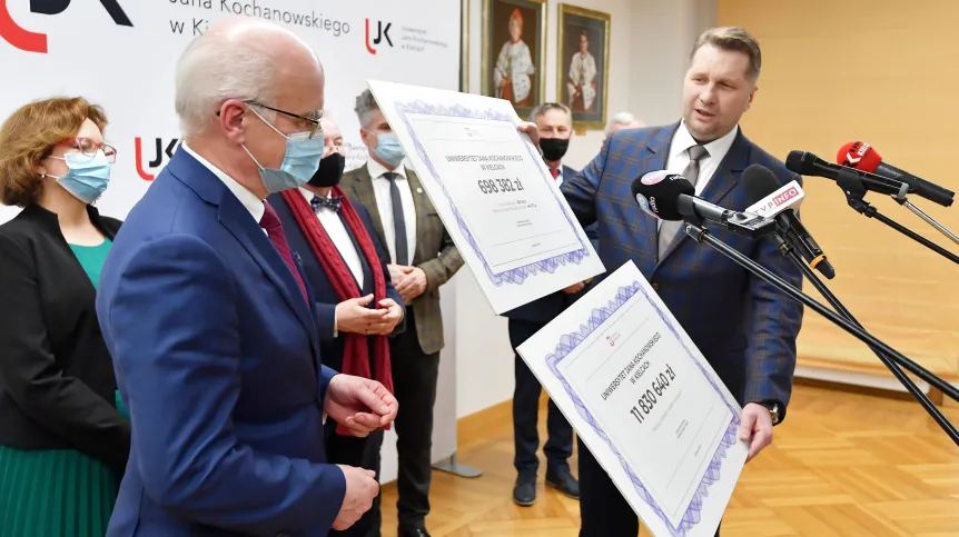 06.12.2021. Minister edukacji i nauki Przemysław Czarnek (P) na Uniwersytecie Jana Kochanowskiego w Kielcach, 6 bm. przekazał rektorowi uczelni prof. Stanisławowi Głuszkowi (L) dwa czeki na łączną kwotę ponad 12 mln zł na finansowanie badań naukowych i prac nad rozwojem Collegium Medicum. PAP/Piotr Polak
