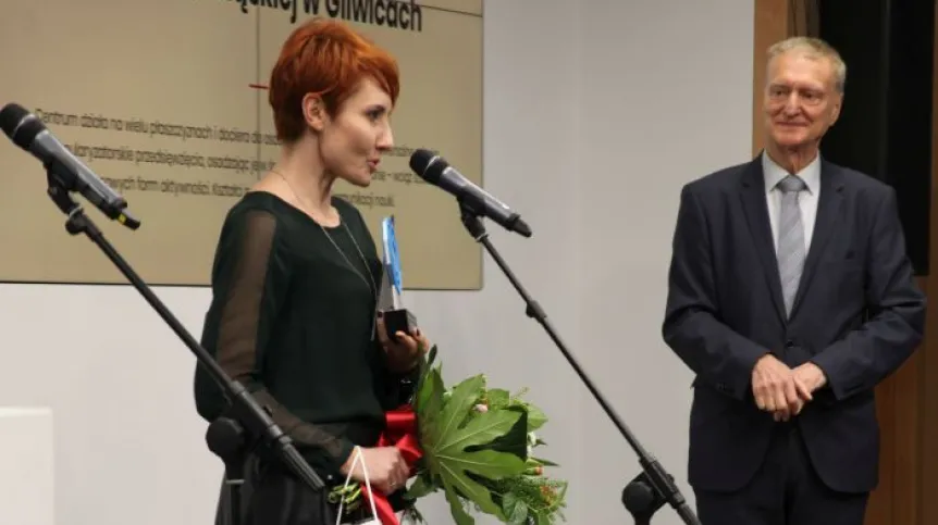 Na zdjęciu Aleksandra Buczyńska-Ziembińska z Centrum Popularyzacji Politechniki Śląskiej w Gliwicach oraz prof. Michał Kleiber. Fot. P. Wernicki/ PAP 03.12.2021