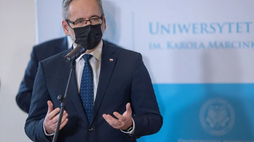 24.01.2022. Minister zdrowia Adam Niedzielski podczas konferencji prasowej w Centrum Kongresowo-Dydaktycznym UMP w Poznaniu, 24 bm. Temat konferencji: "Pakiet dla Młodych - działania resortu zdrowia w odpowiedzi na postulaty studentów uczelni medycznych". PAP/Paweł Jaskółka