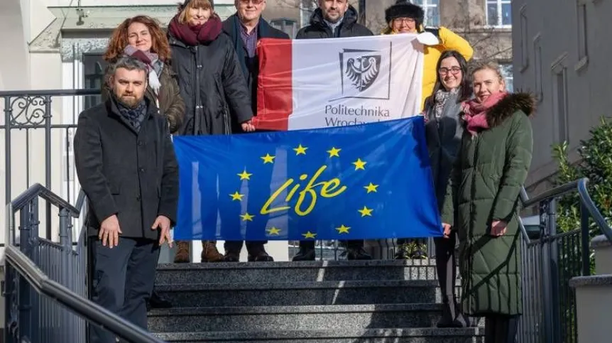 Zespół pracujący nad projektem (naukowcy i pracownicy PWr): od lewej: Bartosz Gil, Beata Sternal-Toś, Małgorzata Bąk, Jerzy Rzęchowski, Piotr Drupka, Agnieszka Wilczyńska, Katarzyna Zacharzewska i Sabina Rosiek-Pawłowska. Źródło: Politechnika Wrocławska