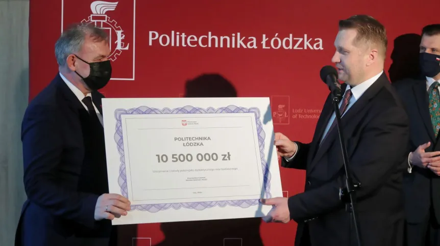 16.02.2022. Minister edukacji i nauki Przemysław Czarnek (C), wojewoda łódzki Tobiasz Bocheński (P) oraz rektor Politechniki Łódzkiej prof. Krzysztof Jóźwik (L) podczas uroczystości przekazania przez ministra symbolicznego czeku ze środkami dla uczelni w Łodzi. PAP/Roman Zawistowski