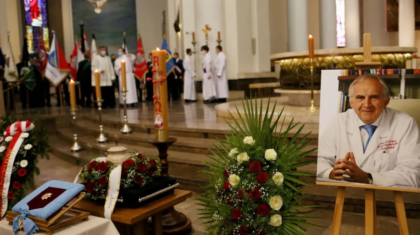 26.03.2022. Msza święta żałobna w intencji kardiochirurga, byłego ministra zdrowia prof. Mariana Zembali, 26 bm. w archikatedrze pod wezwaniem Chrystusa Króla w Katowicach. PAP/Zbigniew Meissner