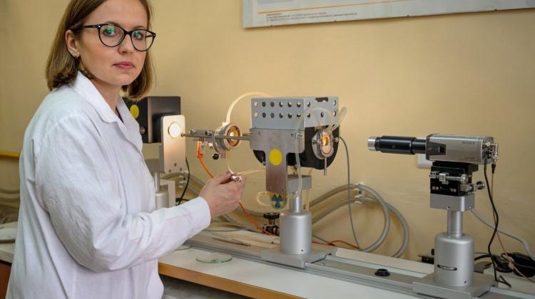 Badaczka z AGH wykorzystuje fusy z kawy do stworzenia nowatorskich materiałów ceramicznych o właściwościach termoizolacyjnych. fot. archiwum AGH w Krakowie