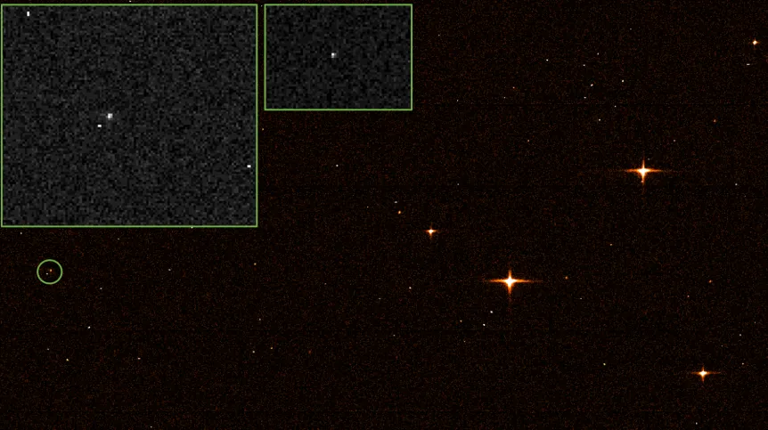 Kosmiczny Teleskop Jamesa Webba sfotografowany przez obserwatorium Gaia w dniu 18 lutego 2022 r. Teleskop wskazano po lewej stronie, pokazano tez powiększenie tego fragmentu zdjęcia. Źródło: ESA/Gaia/DPAC; CC BY-SA 3.0 IGO.