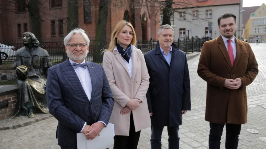 14.04.2022. Posłowie: koła Polska 2050 Wojciech Maksymowicz (L), KO Janusz Cichoń (2P) i Porozumienia Michał Wypij (P) oraz członek Zarządu Województwa Warmińsko-Mazurskiego Sylwia Jaskulska (2L) podczas konferencji prasowej przy Pomniku Mikołaja Kopernika w Olsztynie, 14 bm. Spotkanie dotyczyło planów powołania Izby Nauk Medycznych Akademii Kopernikańskiej. PAP/Tomasz Waszczuk