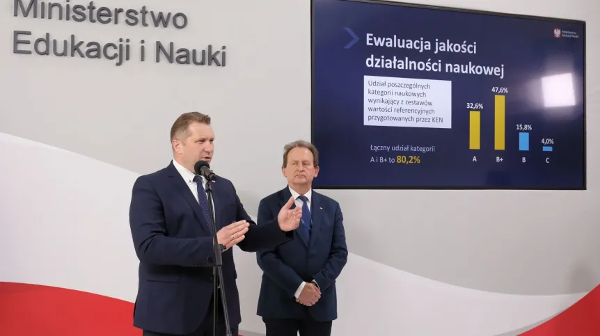 , 09.05.2022. Minister edukacji i nauki Przemysław Czarnek (L) i sekretarz stanu w MEiN Włodzimierz Bernacki (P) podczas konferencji prasowej w siedzibie Ministerstwa w Warszawie, 9 bm. Spotkanie dotyczyło oceny jakości działalności naukowej za lata 2017-2021, którą przeprowadziła resortowa Komisja Ewaluacji Nauki. PAP/Paweł Supernak