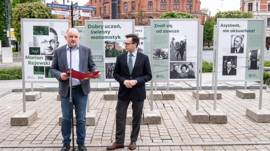 11.05.2022. Dr Robert Gawłowski (2L) i marszałek województwa kujawsko-pomorskiego Piotr Całbecki (L) na otwarciu wystawy poświęconej Marianowi Rejewskiemu na placu przed Urzędem Marszałkowskim w Toruniu, 11 bm. Ekspozycję przygotowało Oddziałowe Biuro Edukacji Narodowej Delegatury IPN w Bydgoszczy. Po otwarciu wystawy odbyło się spotkanie autorskie z dr Gawłowskim, autorem biografii Mariana Rejewskiego „Jestem tym, który rozszyfrował Enigmę. Nieznana historia Mariana Rejewskiego”.  PAP/Tytus Żmijewski