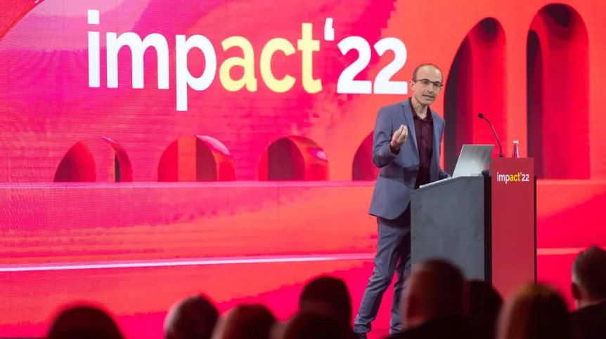 11.05.2022. Historyk prof. Yuval Noah Harari podczas kongresu Impact'22 w Poznań Congress Center, 11 bm. Kongres służy wymianie poglądów oraz jest platformą dla dyskusji dotyczących biznesu, polityki, nauki i nowoczesnych technologii. PAP/Jakub Kaczmarczyk