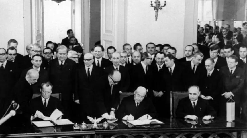 Podpisanie układu o podstawach normalizacji stosunków między PRL i NRF. Nz. za stołem od lewej: kanclerz Willy Brandt i premier Józef Cyrankiewicz. Fot. PAP/M. Musiał