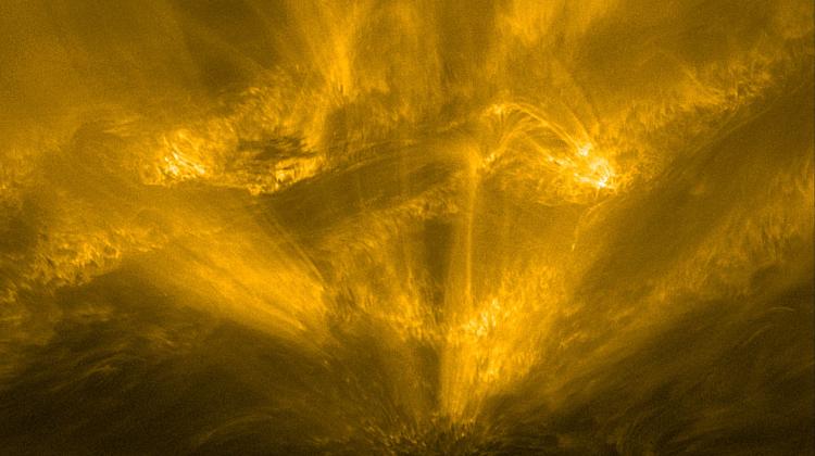 Zdjęcie struktury na Słońca, którą przezwano „jeżem”. Obraz uzyskała sonda Soalar Orbiter w dniu 30 marca 2022 roku na fali o długości 17 nanometrów. Źródło: ESA & NASA/Solar Orbiter/EUI Team.