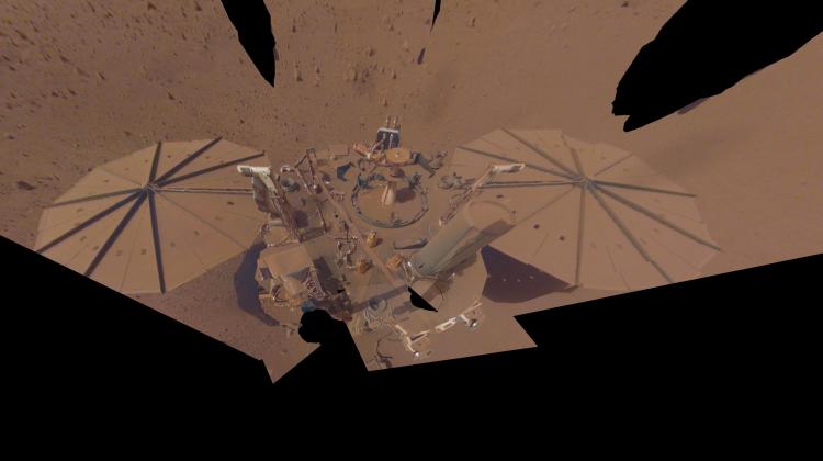 Selfie wykonane przez lądownik InSight na powierzchni Marsa w dniu 24 kwietnia 2022 roku. Źródło: NASA/JPL-Caltech.