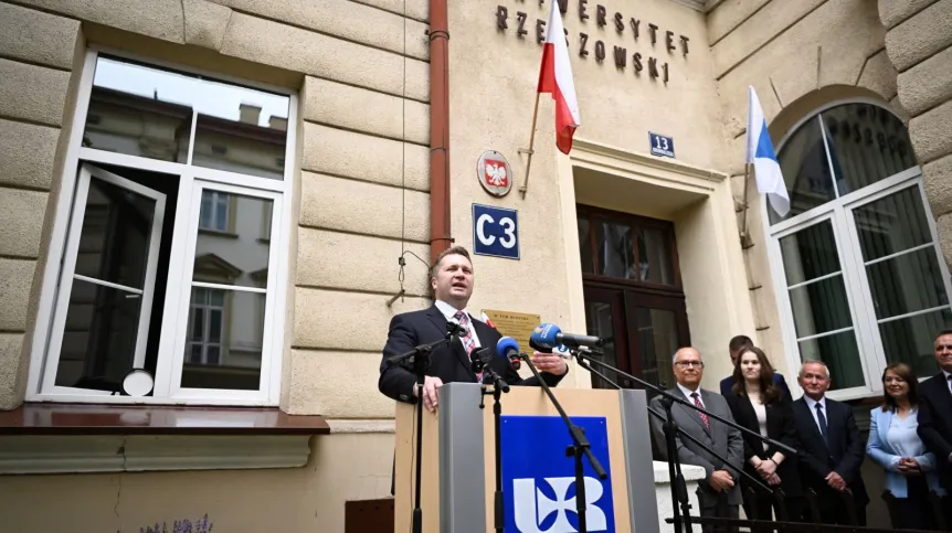 27.05.2022. Minister edukacji i nauki Przemysław Czarnek (L) oraz rektor Uniwersytetu Rzeszowskiego prof. dr hab. Sylwester Czopek (5P) podczas uroczystości odsłonięcia tablicy poświęconej strajkom studenckim zorganizowanym w 1981 r. przez Niezależne Zrzeszenie Studentów Filii UMCS w Rzeszowie oraz 40. rocznicy powstania NZS, 27 bm. przed budynkiem Instytutu Nauk Prawnych Uniwersytetu Rzeszowskiego. PAP/Darek Delmanowicz