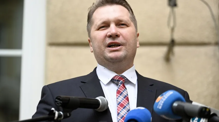 27.05.2022. Minister edukacji i nauki Przemysław Czarnek podczas uroczystości odsłonięcia tablicy poświęconej strajkom studenckim zorganizowanym w 1981 r. przez Niezależne Zrzeszenie Studentów Filii UMCS w Rzeszowie oraz 40. rocznicy powstania NZS, 27 bm. przed budynkiem Instytutu Nauk Prawnych Uniwersytetu Rzeszowskiego. (jm) PAP/Darek Delmanowicz