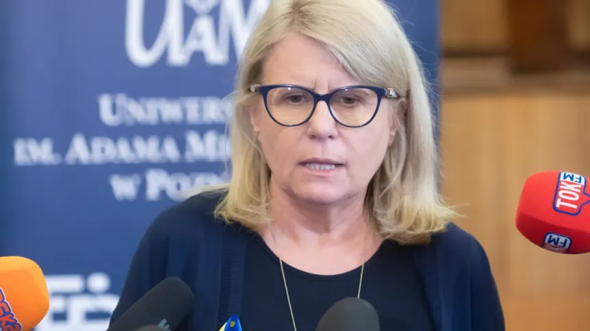 30.05.2022. Rektor UAM prof. dr hab. Bogumiła Kaniewska podczas briefingu prasowego dot. przyjęcia przez senat Uniwersytetu im. Adama Mickiewicza w Poznaniu “Polityki równościowej i antydyskryminacyjnej UAM” w siedzibie Rektoratu UAM. PAP/Jakub Kaczmarczyk