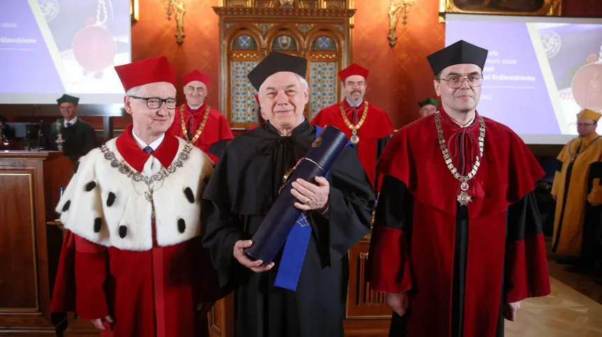 02.06.2022. Prof. Andrzej Królewski (C), rektor UJ prof. dr hab. Jacek Popiel (L) i dziekan Wydziału Lekarskiego UJ prof. dr hab. Maciej Małecki (P) na wręczeniu tytułu doktora honoris causa Uniwersytetu Jagiellońskiego prof. Królewskiemu w Auli Collegium Novum UJ w Krakowie. PAP/Łukasz Gągulski